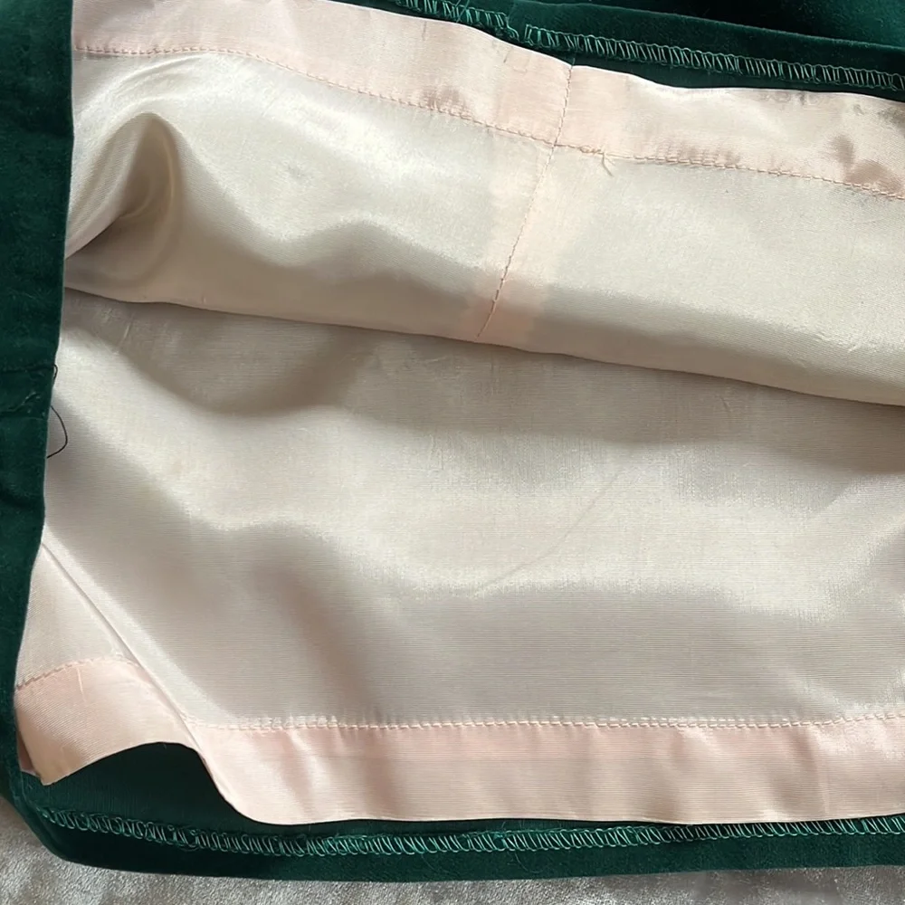 Beautiful 1960’s green velvet dress with ruffled front zipper in back. - Picture 8 of 9